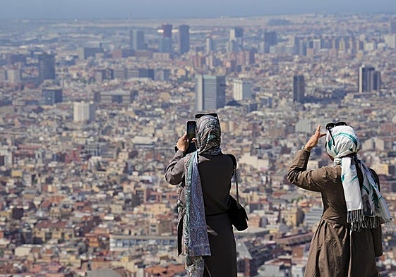 Turistas en el Turó de la Rovira de Barcelona en el tercer día de la primera ola de calor de 2025.