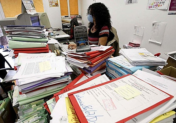 Una funcionaria, trabajando en un juzgado.