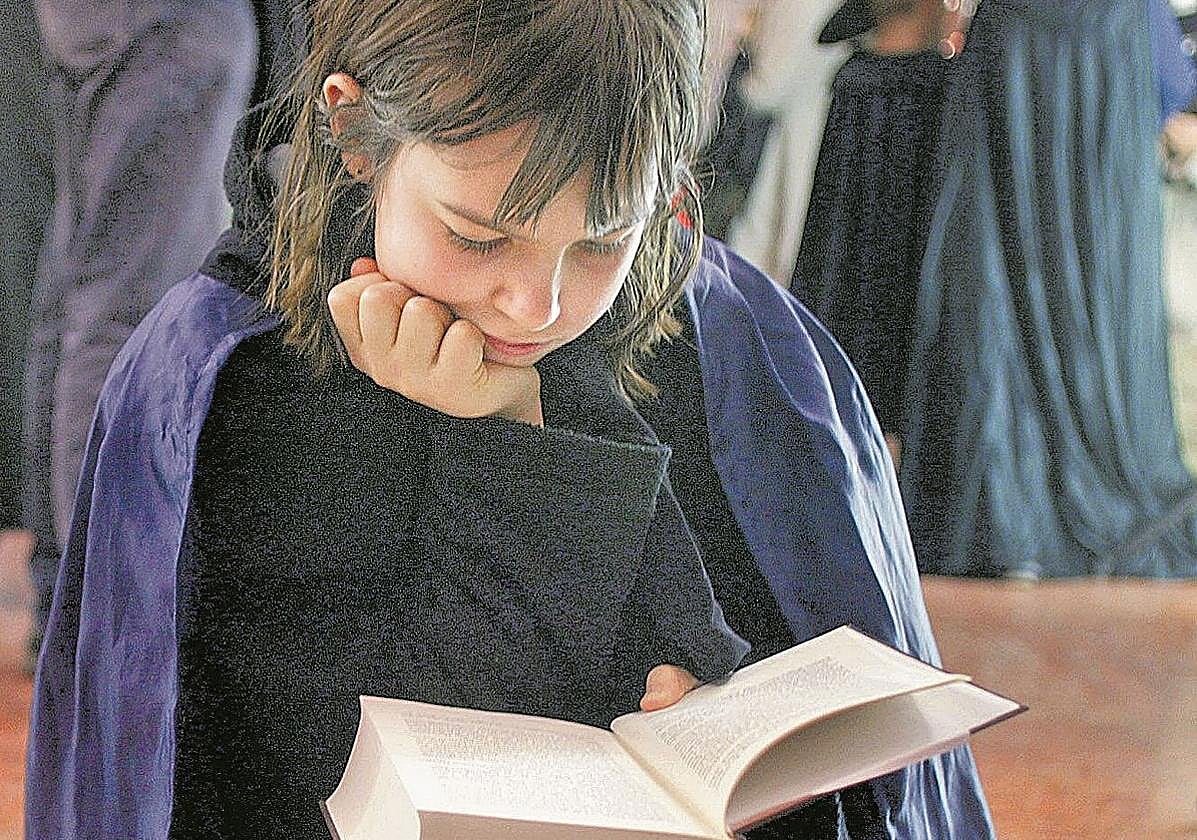 Enfrascada. Una niña lee una de las novelas de la serie en una fiesta de presentación.