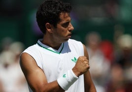 Jaume Munar celebra su victoria ante Alexander Bublik en Wimbledon.