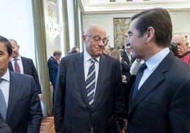 El presidente de Banco Sabadell, Josep Oliu, junto al presidente de BBVA, Carlos Torres.