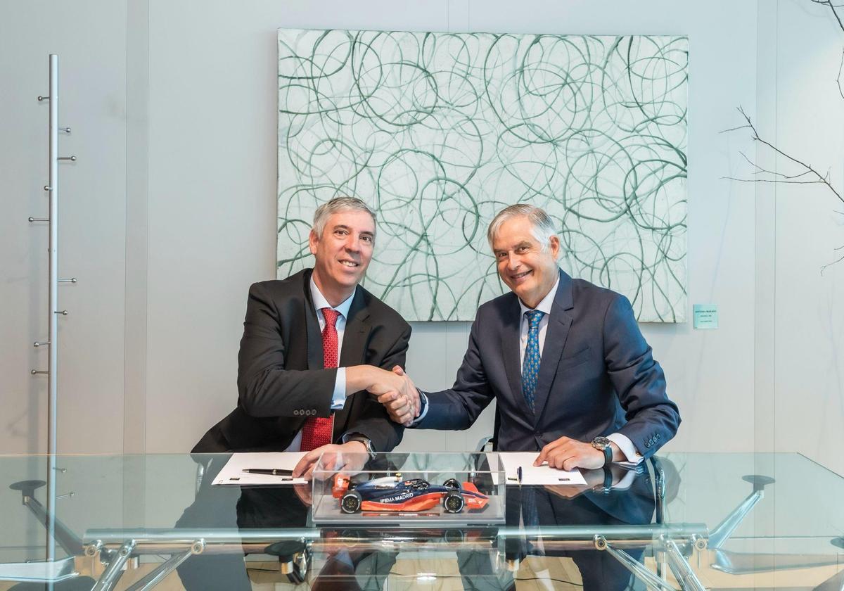 El presidente del Comité Ejecutivo de Ifema Madrid, José Vicente de los Mozos, y el presidente del Real Automóvil Club de España (RACE), Carmelo Sanz de Barros.