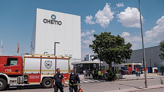Tres bomberos y un trabajador heridos en Guadalajara al explotar tres depósitos de una empresa farmacéutica