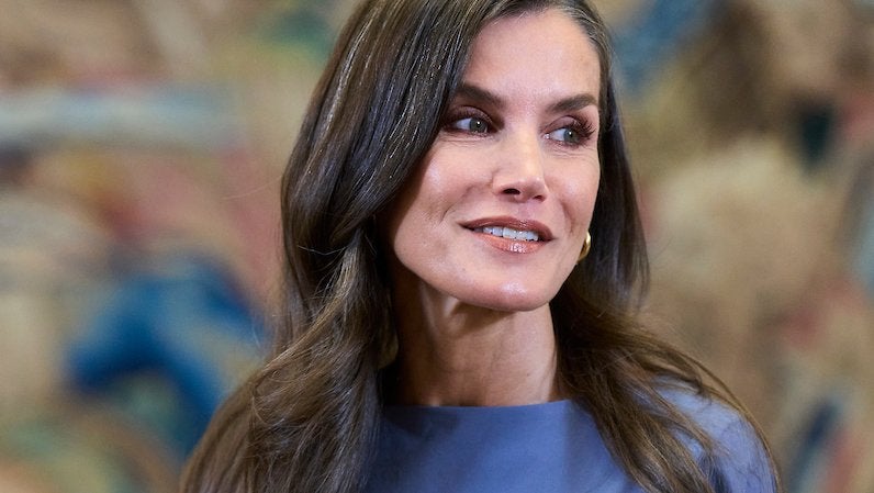 La reina Letizia recupera su vestido de Adolfo Domínguez con truco: un diseño con nido de abeja que hace tipazo