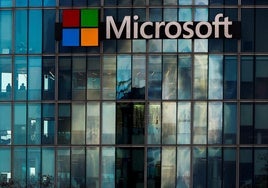 Logo de Microsoft en las oficinas de Issy-les-Moulineaux, cerca de París, Francia