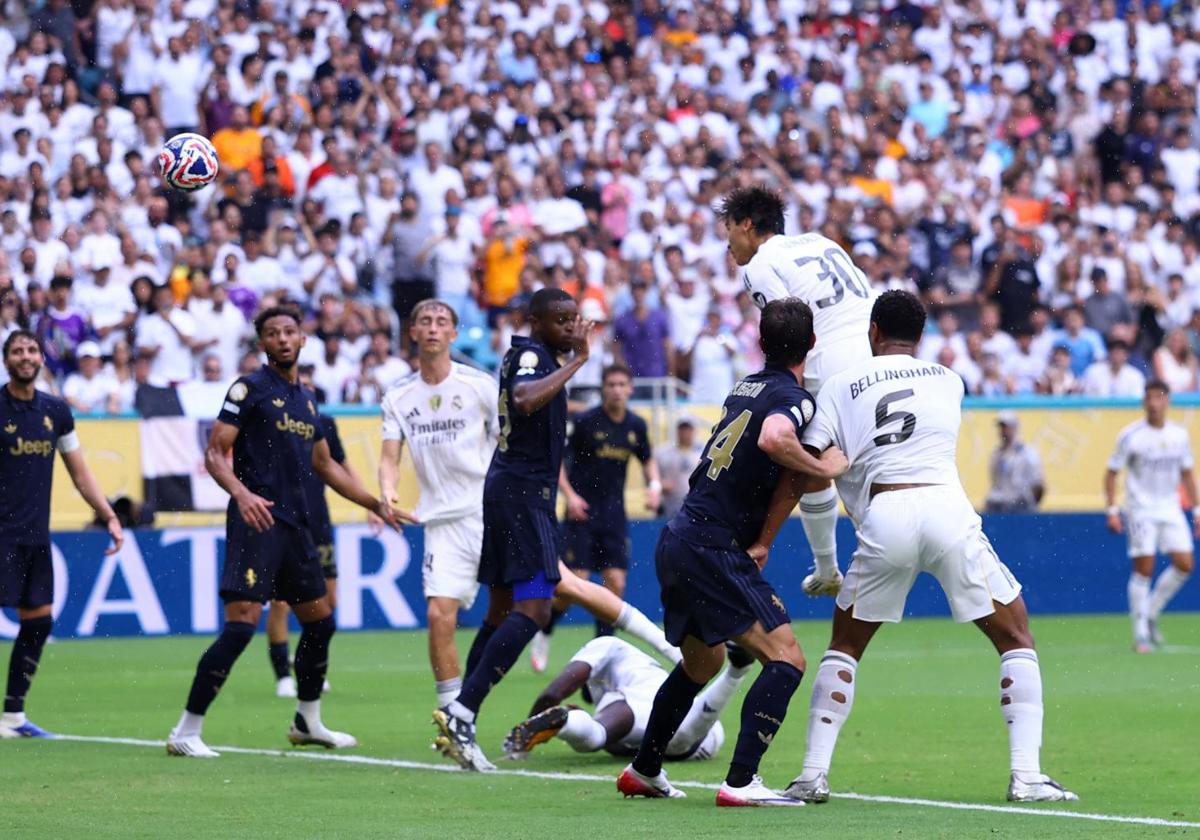 Gonzalo cabecea a la red en la acción de su gol al la Juventus,
