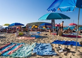 Bañistas en la Cala de Conta en Ibiza