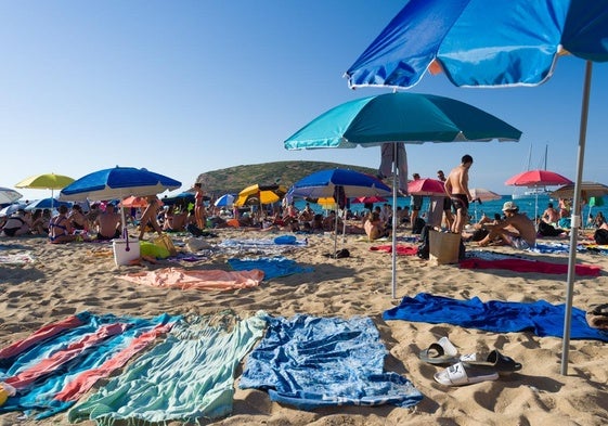 Bañistas en la Cala de Conta en Ibiza