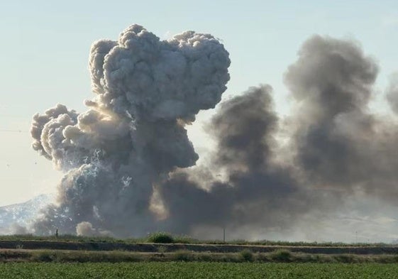 Una enorme bola de humo se eleva hacia el cielo tras la explosión del almacén piroténico.