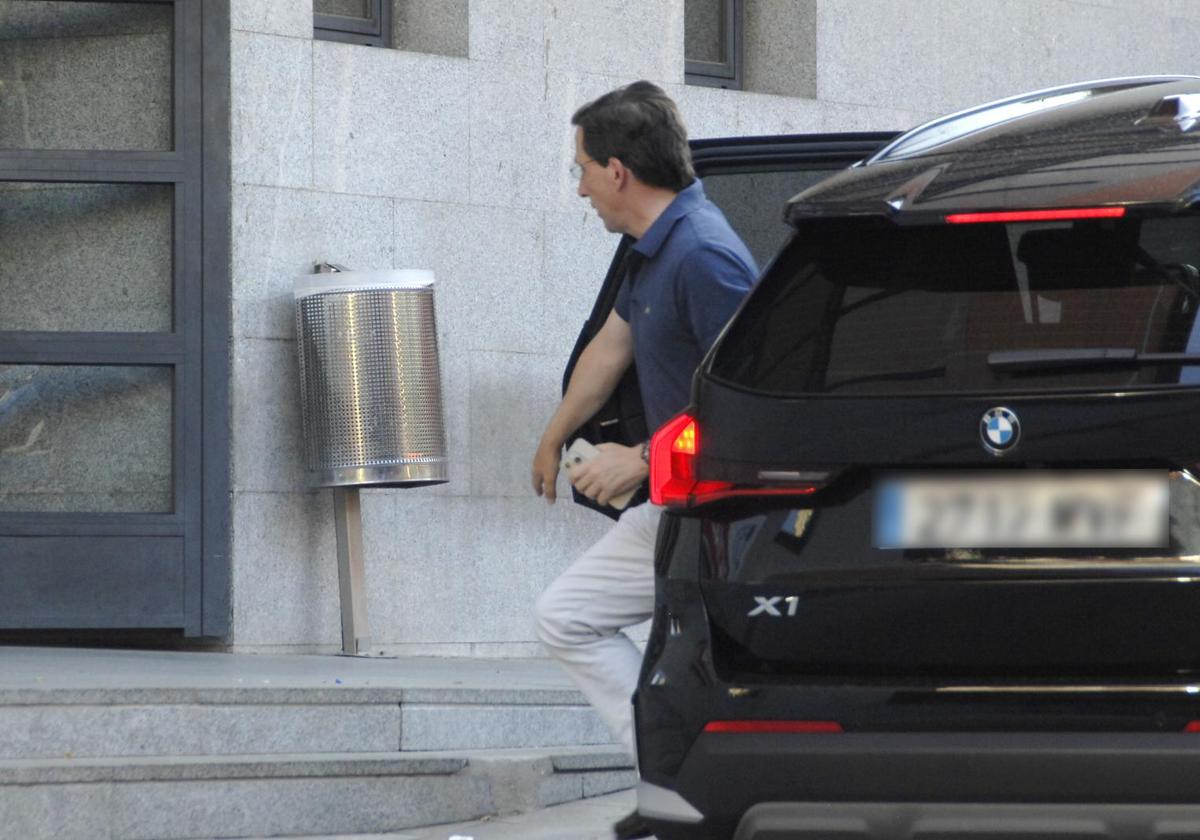 El alcalde de Madrid, José Luis Martínez-Almeida, llegando al hospital esta mañana.