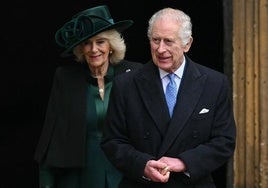 El rey Carlos III con su esposa, Camila.
