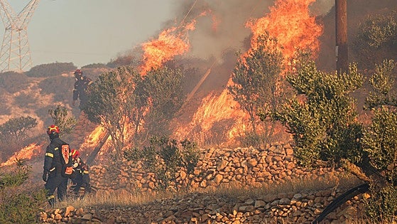 El fuego obliga a evacuar a miles de turistas y vecinos de Creta