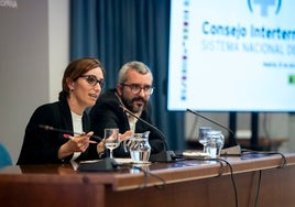 La ministra Mónica García y el secretario de Estado Javier Padilla, durante una rueda de prensa.
