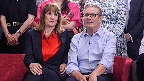 Starmer confirma a la ministra Reeves tras el revés a su plan de recortes
