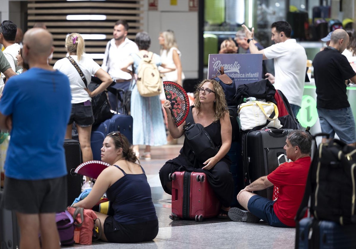 Viajeros afectados por las incidencias en la Alta Velocidad el pasado martes esperan en la estación María Zambrano de Málaga.