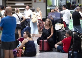 Viajeros afectados por las incidencias en la Alta Velocidad el pasado martes esperan en la estación María Zambrano de Málaga.