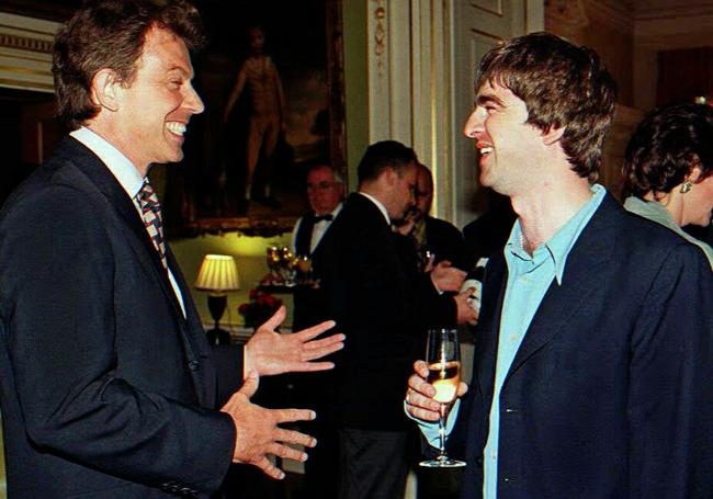 Tony Blair y Noel Gallagher en Downing Street en 1997
