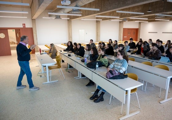 Los estudiantes escuchan al profesor en una clase de Medicina.