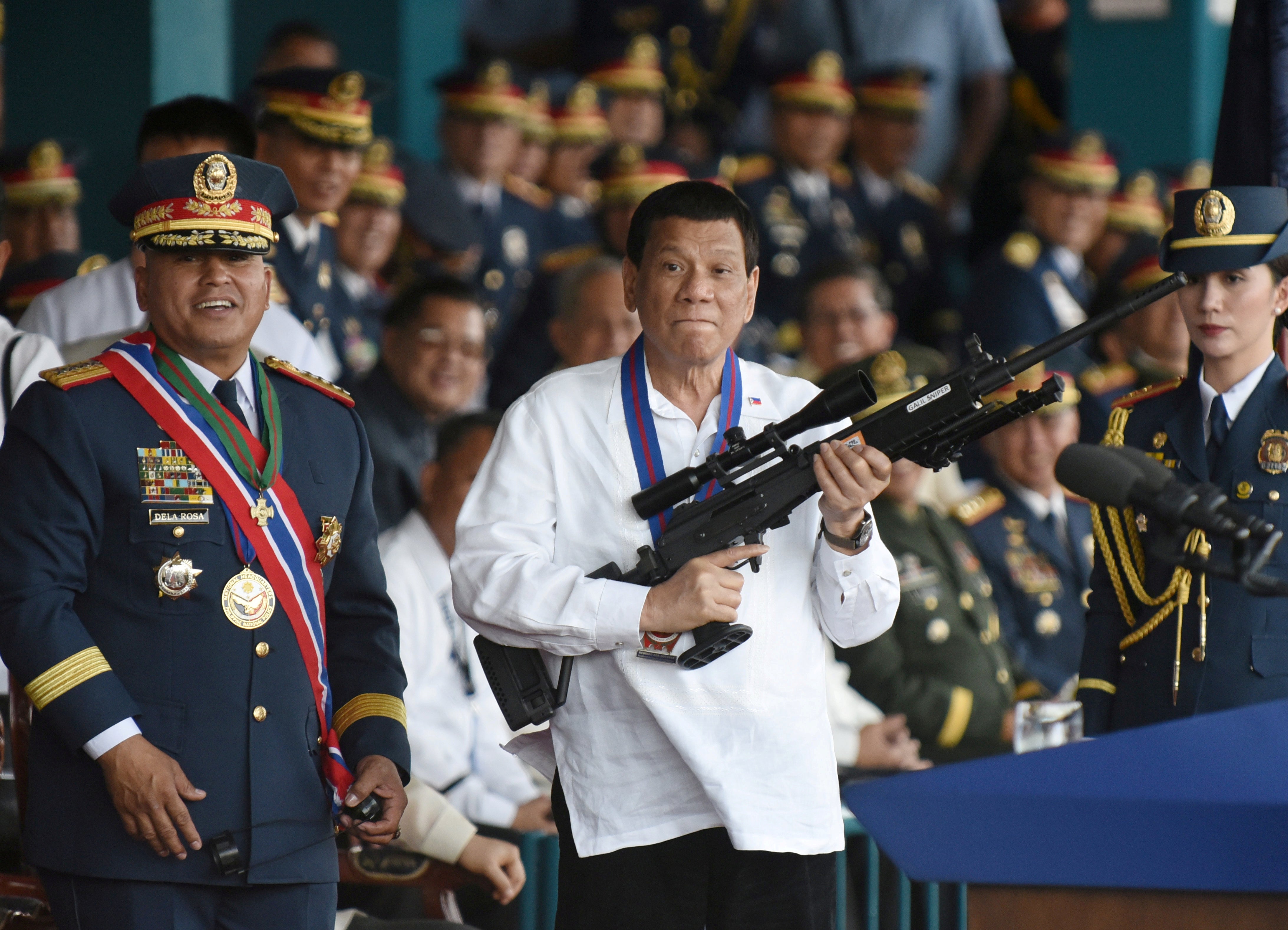 Duterte en 2018, jugando con un rifle delante de la prensa, en Quezon City, cerca de Manila.