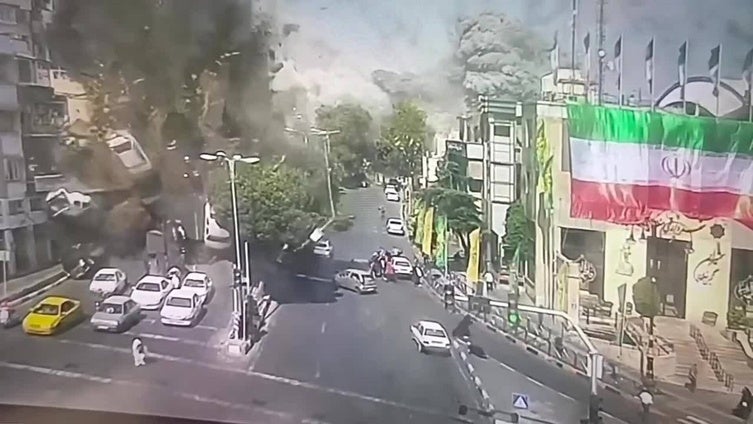 Momento en que los comandantes iraníes mueren en un doble ataque israelí con misiles