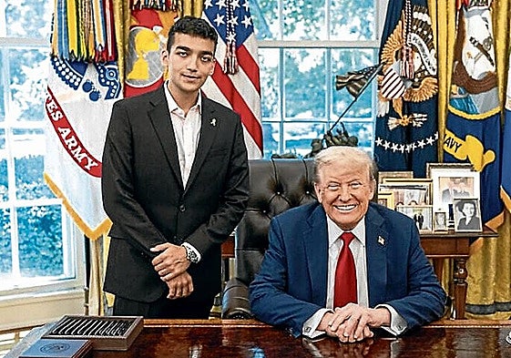 Donald Trump y Edan Alexander en el Despacho Oval.