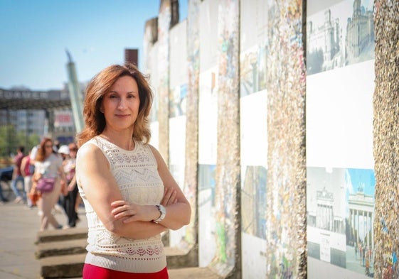 Paloma Sánchez-Garnica, frente a los restos del Muro de Berlín