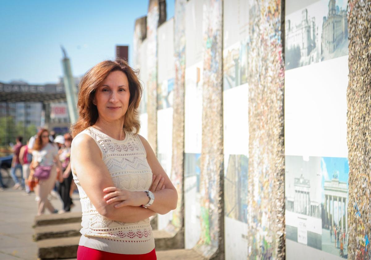 Paloma Sánchez-Garnica, frente a los restos del Muro de Berlín