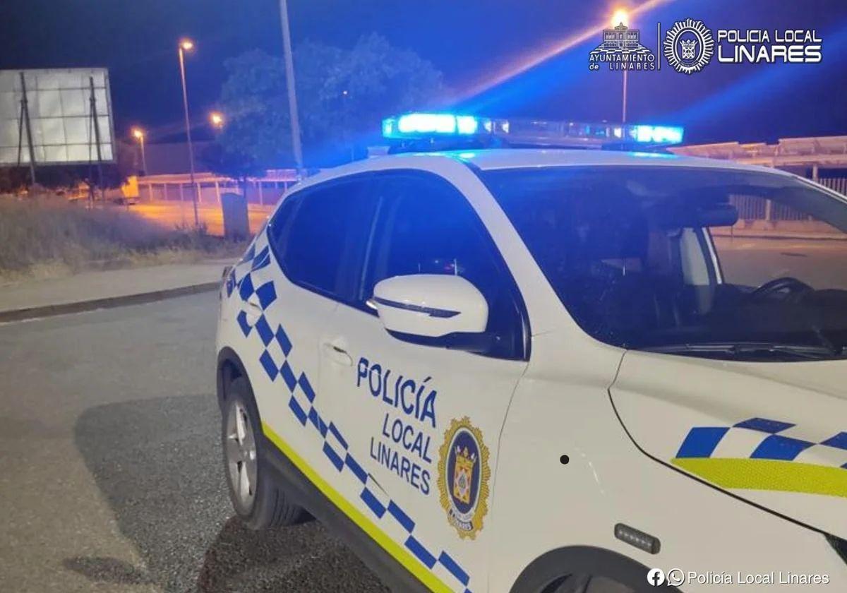 Un coche de la policía local de Linares.