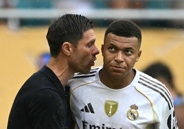 Xabi Alonso habla con Kylian Mbappé durante el partido de octavos que midió al Real Madrid con la Juventus.