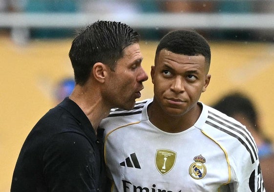 Xabi Alonso habla con Kylian Mbappé durante el partido de octavos que midió al Real Madrid con la Juventus.