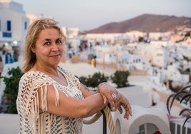 La escritora en Santorini, donde ha situado y presentado su nueva novela, 'Nuestro largo adiós'.