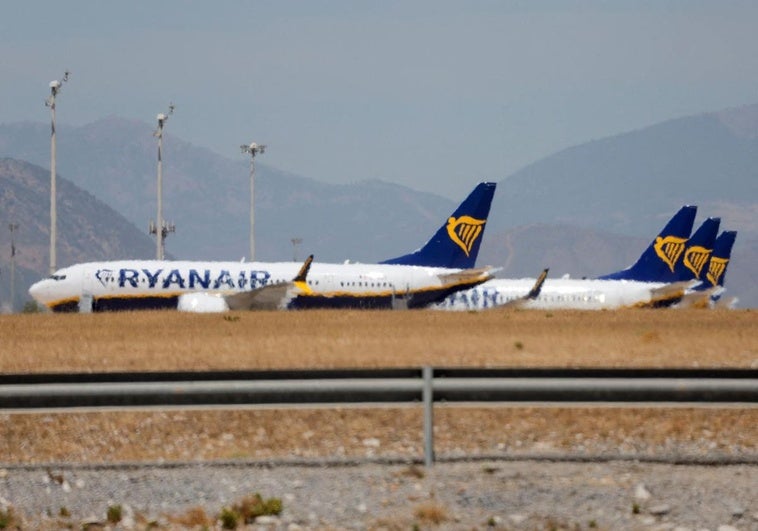 Several aircraft from the British low-cost airline Ryanair.