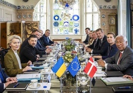 El castillo de Marselisborg acogió una reunión de altos cargos comunitarios, a la que asistió el líder ucraniano, Volodímir Zelenski, para inaugurar la presidencia danesa del Consejo de Europa.