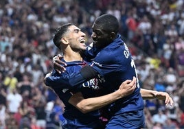 Hakimi y Dembélé celebran el segundo de los goles del PSG ante el Bayern.