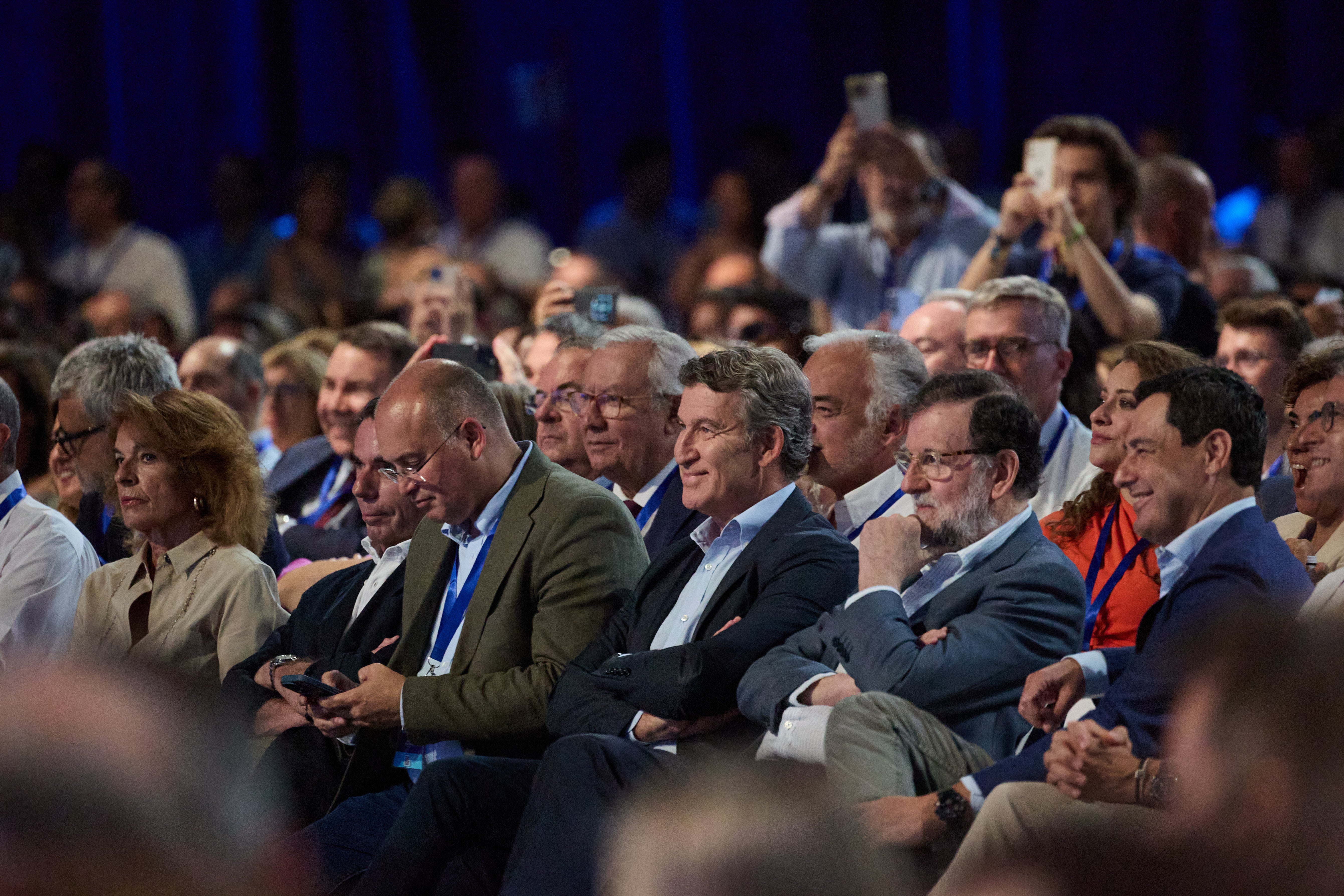 Alberto Núñez Feijóo rodeado de Ana Botella, José María Aznar, Miguel Tellado, Mariano Rajoy y Juanma Moreno, durante la segunda jornada del XXI Congreso Nacional del Partido Popular.