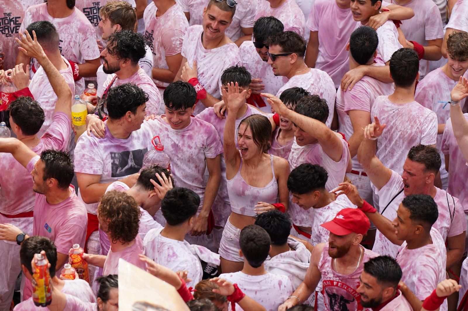 Desde primera hora, la plaza se había ido llenando. El blanco y rojo se había instalado en cada rincón de la ciudad. Los mozos que se han anudado a mediodía el pañuelico rojo ya no se lo quitarán hasta la medianoche del 14 de julio.