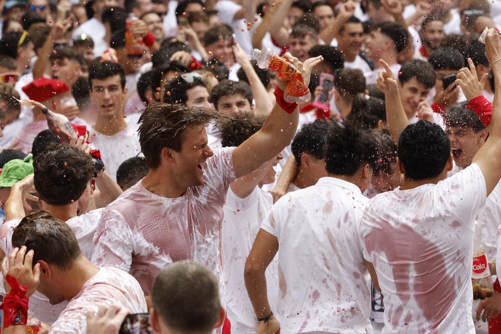 Este lunes, en el día grande, a las ocho de la mañana se celebrará el primero de los ocho encierros de los Sanfermines. Seis imponentes toros de Fuente Ymbro, hierro gaditano de encaste Domecq, recorrerán los 848,6 metros que separan los corrales de Santo Domingo de la plaza de toros de Pamplona.