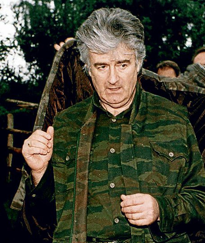 Imagen secundaria 2 - Una mujer corre mientras un soldado la protege de un francotirador, un puente colgante reemplaza al antiguo Mostar, en Bosnia en 1995, y Radovan Karadzic con uniforme militar.