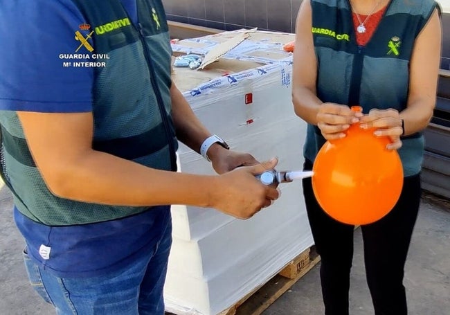 La Guardia Civil en una operación contra el óxido nitroso.