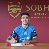 Martín Zubimendi posa como nuevo jugador del Arsenal.