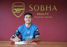 Martín Zubimendi posa como nuevo jugador del Arsenal.