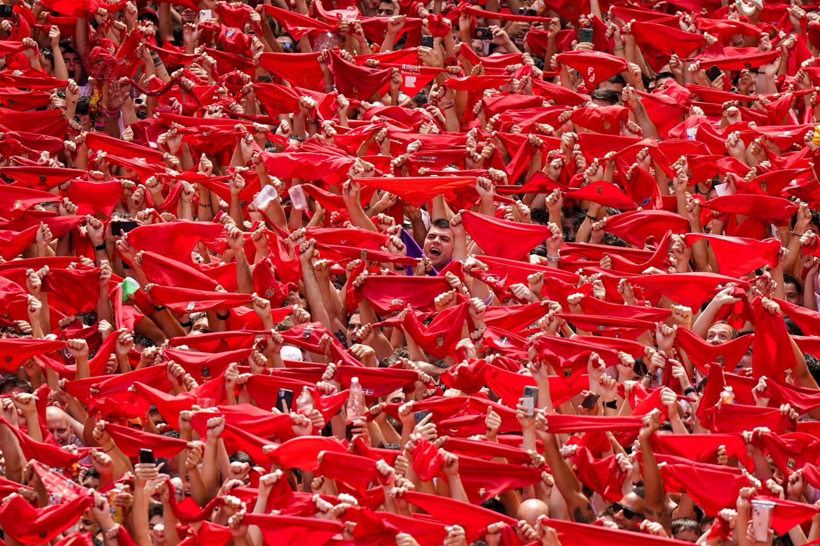 «Pamploneses, pamplonesas. Viva San Fermín. Iruindarrak Gora San Fermín» la marea blanca y roja, que abarrotaba la plaza desde horas antes, ha respondido al unísono al grito de «¡Viva!» y «¡Gora!». Han alzado los pañuelicos rojos en alto y la alegría se ha apoderado de ellos. Pamplona tiene ahora por delante más de doscientas horas de fiesta.