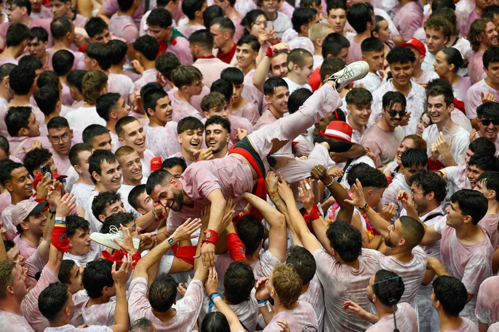 Desde primera hora, la plaza se había ido llenando. El blanco y rojo se había instalado en cada rincón de la ciudad. Los mozos que se han anudado a mediodía el pañuelico rojo ya no se lo quitarán hasta la medianoche del 14 de julio.