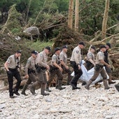 Equipos de rescate recuperan un cadáver junto al río Guadalupe.