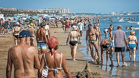 El verano más caro de la historia llena los hoteles, pero con menos turistas españoles