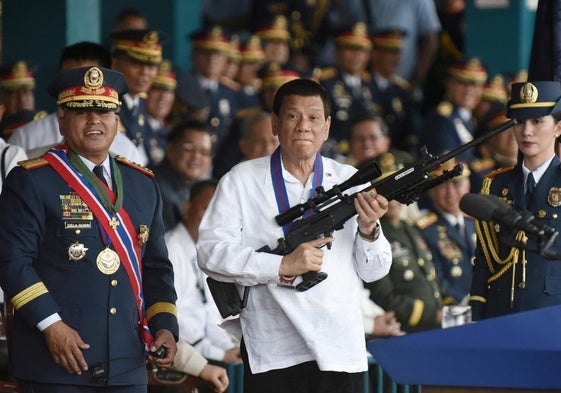 Duterte en 2018, jugando con un rifle delante de la prensa, en Quezon City, cerca de Manila.