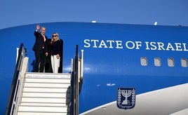 Benjamín Netanyahu y su mujer, Sara, antes de volar a Washington.