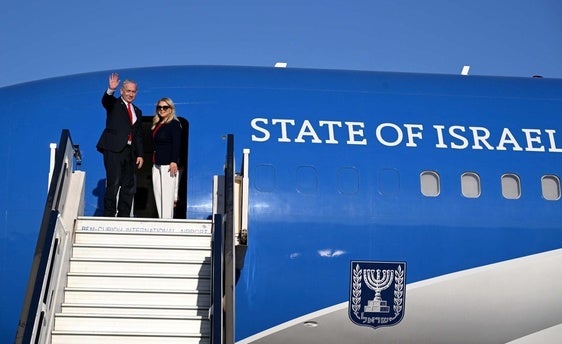 Benjamín Netanyahu y su mujer, Sara, antes de volar a Washington.