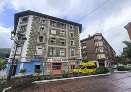 La mujer se encuentra en el interior del tercer piso del edificio de la imagen, ubicado junto a la Plaza de Los Jardines, donde hay una manta colgada.