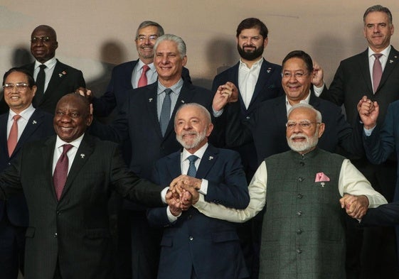 El presidente de Brasil, Luiz Inácio Lula da Silva, junto al primer ministro indio, Narendra Modi, y su homólogo sudafricano, Cyril Ramaphosa, en la cumbre de los BRICS.